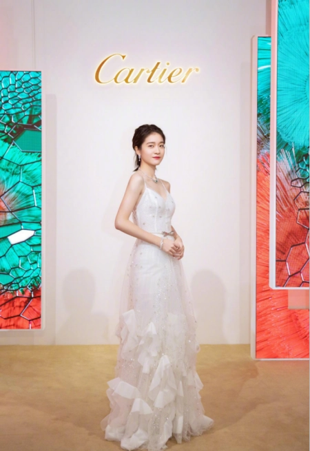 张雪迎终于不藏美腿了，轻熟风穿搭更显女人味，一双细腿又白又直(张雪迎好看)